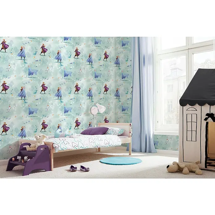 Komar Frozen Vliestapete Fresh BreezeMehrfarbig, Grafisch, 10,05 x 0,53 m - Kinderzimmer mit einem Einzelbett, einer violetten Treppe und einem Spielhaus, dekoriert mit einer Wandtapete mit Frozen-Motiv.