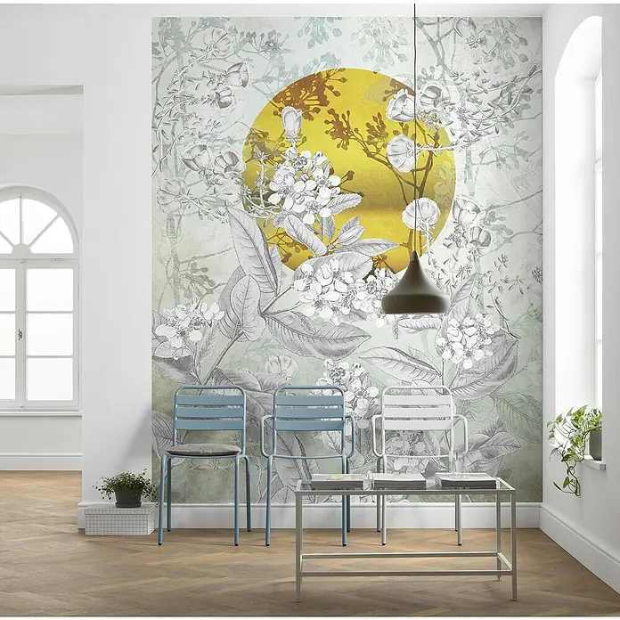 Komar Home Fototapete Karma - 4 -tlg., B x H: 200 x 250 cm, Vlies - Wohnzimmer mit floraler Tapete, drei Stühlen und einem Couchtisch, der eine gemütliche und stilvolle Atmosphäre schafft.