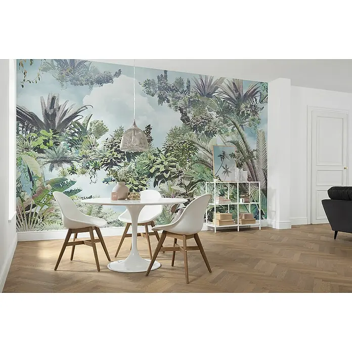Komar Home Fototapete Tropical Heaven - 4 -tlg., B x H: 368 x 248 cm, Vlies - Helles Esszimmer mit auffälliger Dschungeltapete, weißem Esstisch mit Stühlen und einem offenen Regal. Natürliche Materialien und Farben dominieren.