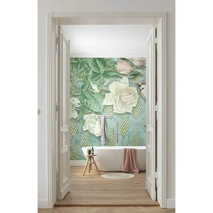 Komar Home Fototapete Rose Poem - 4 -tlg., B x H: 200 x 250 cm, Vlies - Das Bild zeigt ein stilvolles Badezimmer mit einer floralen Tapete und einer freistehenden Badewanne.