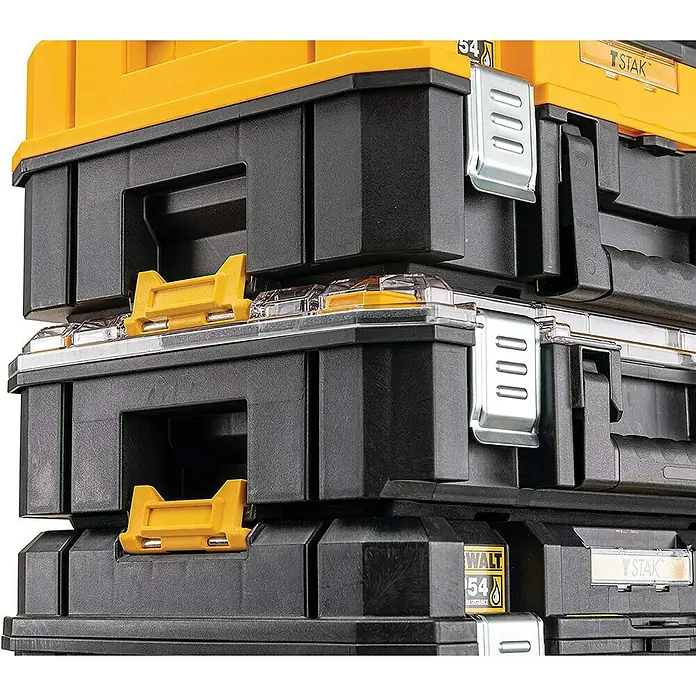 DeWalt Werkzeugkasten TSTAK BOX IV - L x B x H: 333 x 440 x 302 mm, Kunststoff, Abschließbar - Nahaufnahme eines gestapelten, modularen Werkzeugkastensystems von Dewalt TSTAK. Die Boxen sind schwarz und gelb mit Metallverschlüssen.