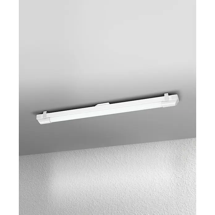 Osram LED-Lichtleiste Power Batten - L x B x H: 60 x 4,1 x 4,8 cm, Lichtfarbe: Kaltweiß, 12 W, 220 V - 240 V - Eine weiße Deckenleuchte ist an einer grauen Decke montiert und sorgt für eine helle und gleichmäßige Ausleuchtung des Raumes.