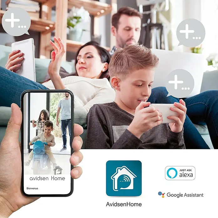 Überwachungskamera HomeCam Akku Outdoor - L x B x H: 55 x 50 x 90 mm - Das Bild zeigt die Avidsen Home App auf einem Smartphone, mit der eine Familie ihr Zuhause überwachen und steuern kann.