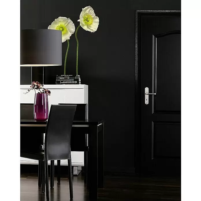 Komar Dekosticker Pavot Blanc - 4 -tlg., 70 x 50 cm - Schwarzer Esstisch und Stühle, weißer Schrank, graue Lampe, weiße Blumen und lila Vase in einem dunklen Raum.