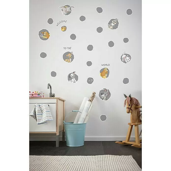 Komar Disney Edition 4 Dekosticker A Simple Start - 28 -tlg., 100 x 70 cm - Wandtattoos mit Disney Babyfiguren und grauen Punkten schmücken eine weiße Wand im Kinderzimmer und buchstabieren 'WELCOME TO THE WORLD'.