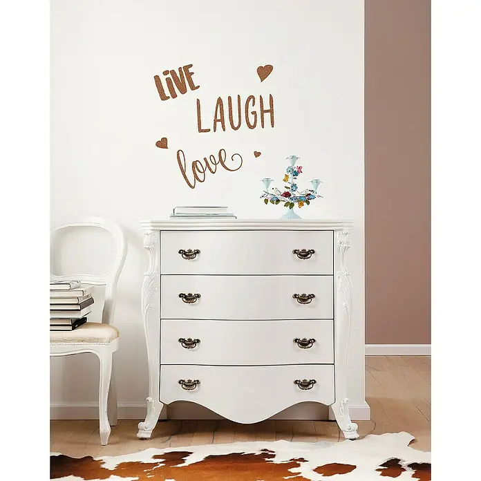 Komar Dekosticker Live laugh love - 6 -tlg., 70 x 50 cm - Elegante weiße Kommode mit vier Schubladen, verziert mit floralen Akzenten und antikem Beschlägen, ideal für stilvolle Aufbewahrung.