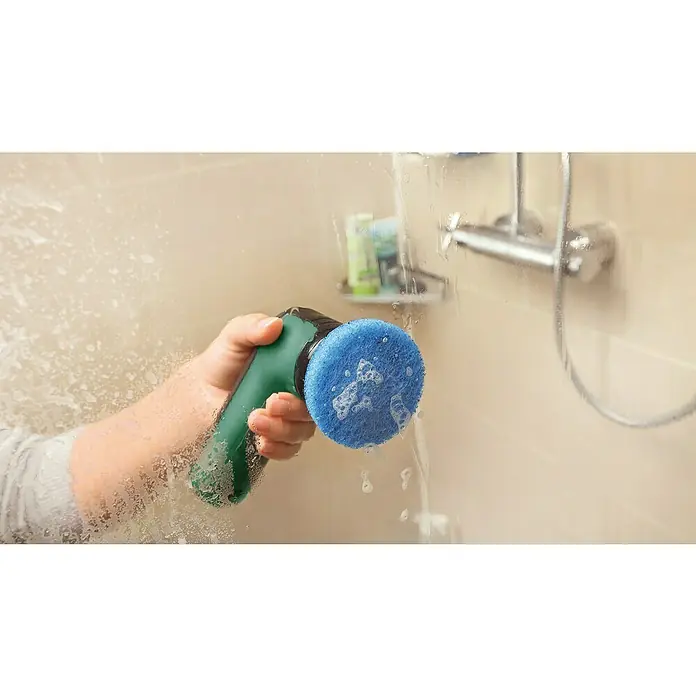 Bosch Akku-Reinigungsbürste UniversalBrush - 14 -tlg., 3,6 V, 2 Ah - Ein leistungsstarker Reinigungsschrubber mit blauem Bürstenkopf wird verwendet, um Seifenreste auf einer Duschwand zu entfernen.