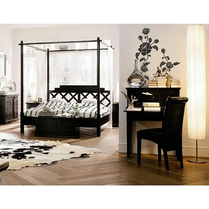Komar Dekosticker Tiffany17 -tlg., 70 x 50 cm - Schlafzimmer mit Himmelbett, dunklem Holzschreibtisch, passendem Stuhl und auffälligem Kuhfellteppich. Ein modernes, elegantes Ambiente zum Wohlfühlen.