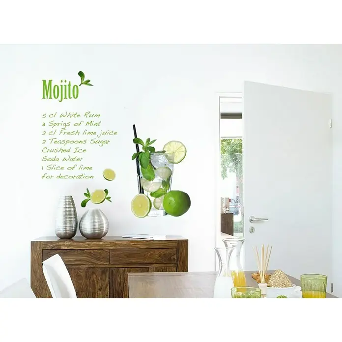 Komar Dekosticker Mojito - 15 -tlg., 100 x 70 cm - Abbildung eines Wandtattoos mit einem Mojito-Cocktail und der Aufschrift "Mojito" mit Zutatenliste in grüner Schrift vor einer minimalistischen Einrichtung.