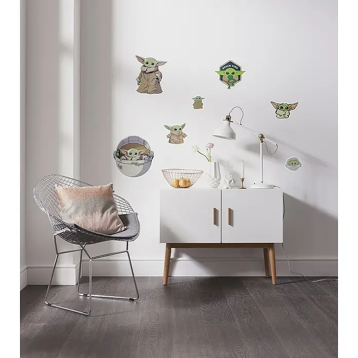 Komar Star Wars Dekosticker The Child Cluster - 7 -tlg., 70 x 50 cm - Wandaufkleber mit Baby Yoda Motiven, perfekt für Kinderzimmer. Niedliche Designs von Baby Yoda in verschiedenen Posen und mit dem Schriftzug "Snack Time".