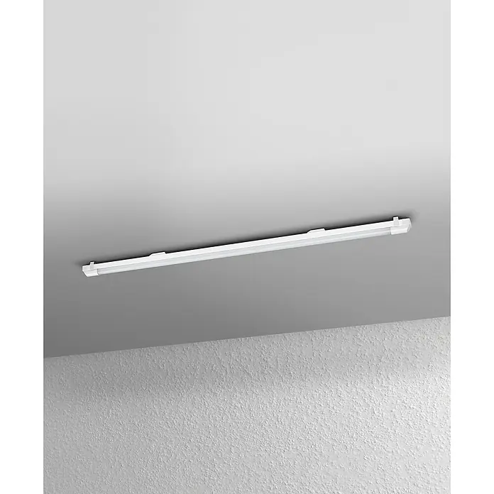 Ledvance LED-Lichtleiste Power BattenL x B x H: 120 x 4,1 x 4,8 cm, Lichtfarbe: Warmweiß, 24 W, 220 V - 240 V - Eine lange, weiße LED-Deckenleuchte ist an einer hellgrauen Decke befestigt und beleuchtet den Raum mit ihrem klaren Licht.