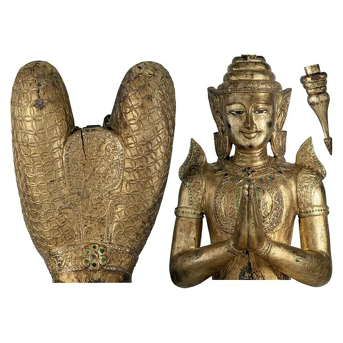 Komar Dekosticker Buddha - 3 -tlg., 100 x 70 cm - Nahaufnahme einer vergoldeten Buddha-Statue mit kunstvollen Details und einer friedlichen Ausstrahlung.