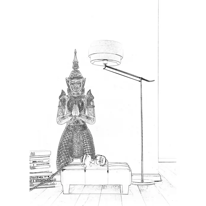 Komar Dekosticker Buddha - 3 -tlg., 100 x 70 cm - Elegante Stehlampe mit mehrstufigem Lampenschirm neben einer Buddha-Statue und Büchern, die eine gemütliche Atmosphäre schafft.