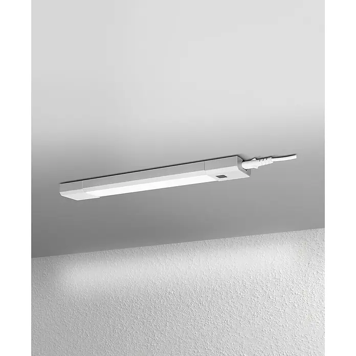 Ledvance LED-Unterbauleuchte Linear Slim - 4 W, Länge: 30 cm, RGBW - Eine weiße, längliche LED-Unterbauleuchte ist an einer Decke montiert und leuchtet hell. Das Licht sorgt für eine gute Ausleuchtung.
