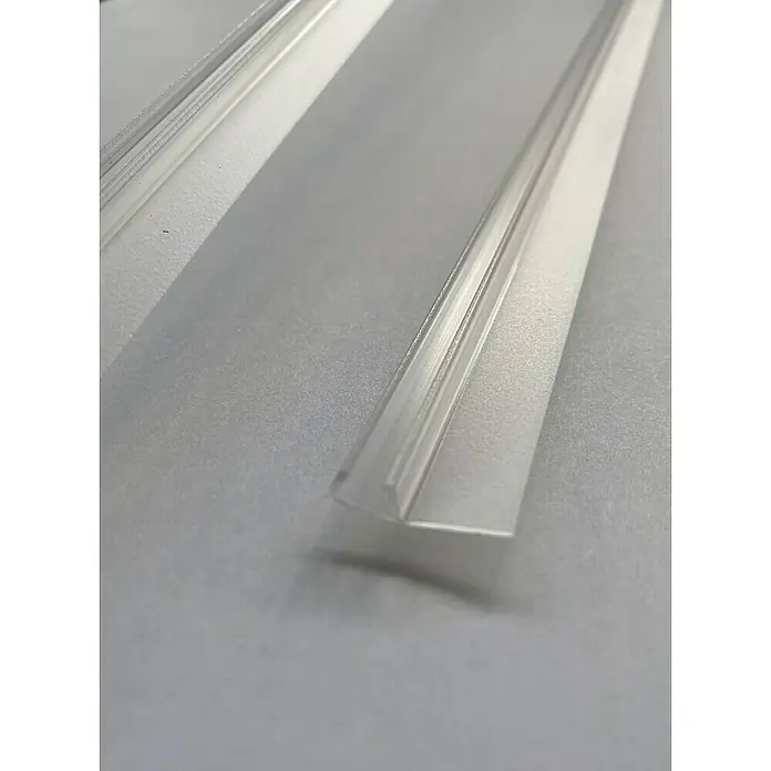 Corniche Wasserabweisprofil Senkrecht - 2 -tlg., Kunststoff, Transparent, Länge: 200 cm - Nahaufnahme eines transparenten Profils mit Nut, ideal für diverse Anwendungen im Modellbau und Handwerk. Präzise geformt für einfache Integration.