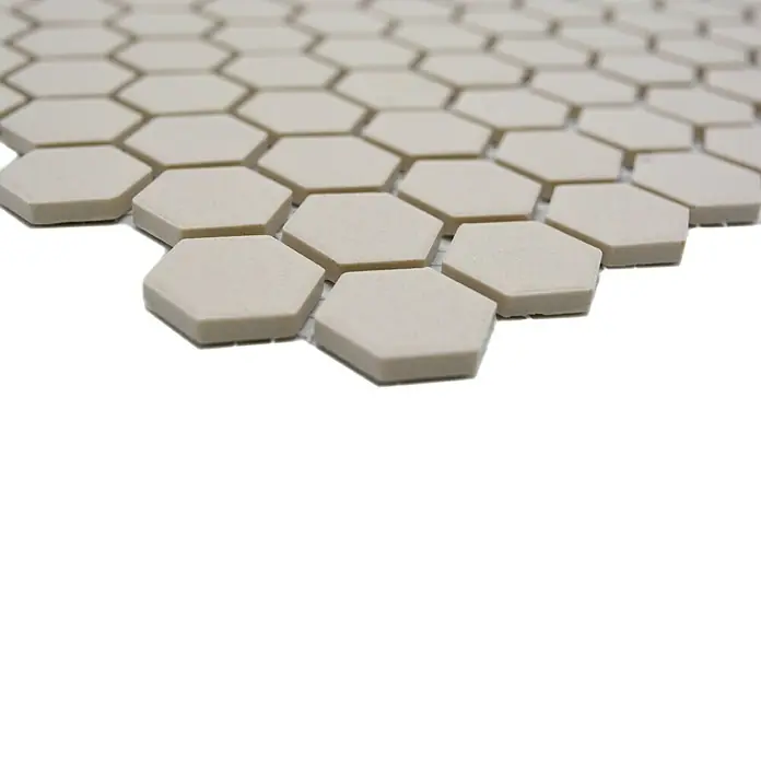 Mosaikfliese Hexagon Uni CU HX020 - 26 x 30 cm, Beige, Matt - Nahaufnahme von sechseckigen, beigen Fliesen, die ein geometrisches Muster bilden. Ideal für moderne Wand- und Bodengestaltungen.