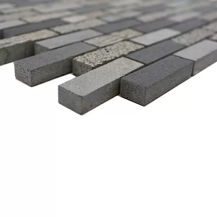 Mosaikfliese Brick Carving Mix XNC B49 - 30,5 x 30,5 cm, Grau, Matt - Mehrfarbige rechteckige graue Steinmosaikfliesen mit unterschiedlichen Texturen.