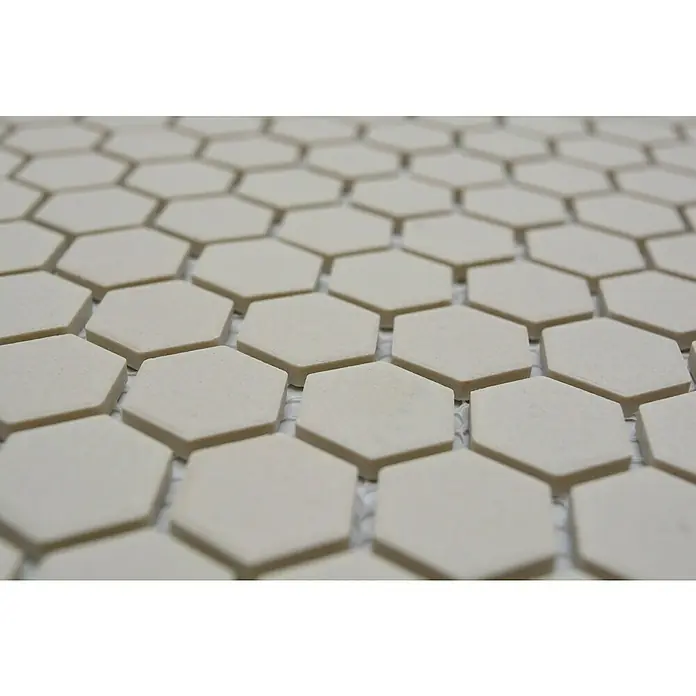 Mosaikfliese Hexagon Uni CU HX020 - 26 x 30 cm, Beige, Matt - Nahaufnahme von elfenbeinfarbenen sechseckigen Fliesen, die ein geometrisches Muster für Bodenbeläge oder Mosaike bilden.