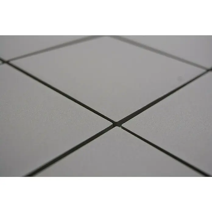 Mosaikfliese Quadrat Uni CU 932 - 29,8 x 29,8 cm, Grau, Matt - Nahaufnahme von quadratischen, grauen Bodenfliesen, die ein minimalistisches und modernes Design zeigen.\n