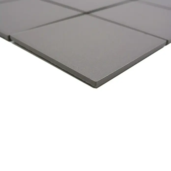 Mosaikfliese Quadrat Uni CU 932 - 29,8 x 29,8 cm, Grau, Matt - Nahaufnahme von grauen quadratischen Fliesen, die ein modernes und minimalistisches Design für Boden- oder Wandbeläge zeigen.