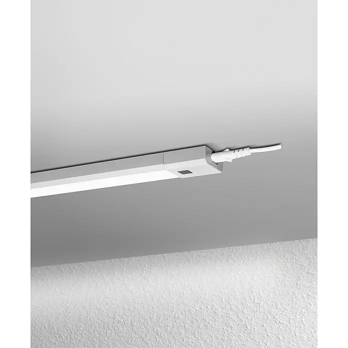 Ledvance LED-Unterbauleuchte Linear Slim - 6 W, Länge: 50 cm, RGBW - Detailaufnahme einer modernen, weißen Unterbauleuchte, die an einer Decke montiert ist und helles Licht spendet, perfekt für Küchen oder Arbeitsbereiche.