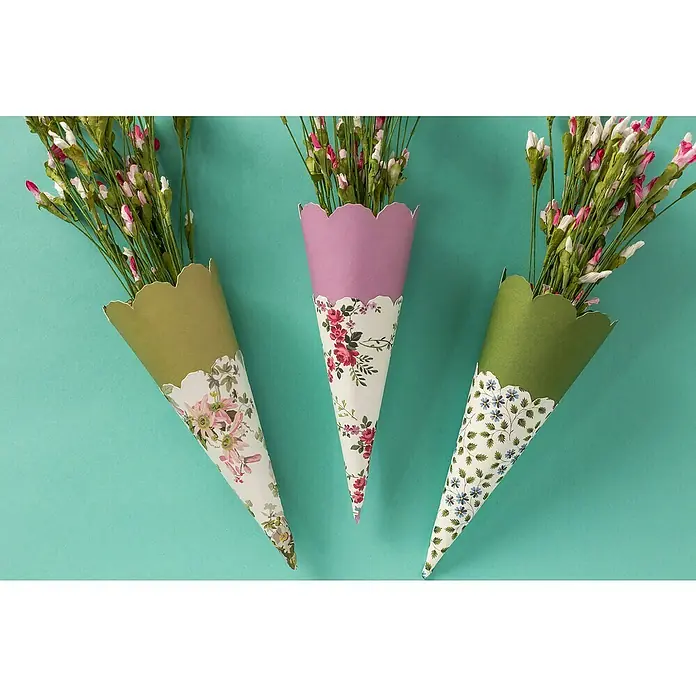 Cricut Maker Plotter-Werkzeug Wellenschnitt-Werkzeug Quickswap - Passend für: Cricut Maker Schneideplotter - Drei dekorative Blumensträuße in Papierkegeln mit floralen Mustern und farbigen Oberteilen, arrangiert auf einem hellblauen Hintergrund.