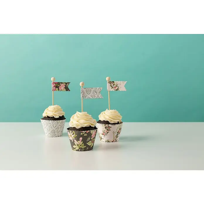 Cricut Maker Plotter-Werkzeug Wellenschnitt-Werkzeug Quickswap - Passend für: Cricut Maker Schneideplotter - Elegante Cupcakes mit floralen Papierförmchen und kleinen Fähnchen auf einem hellen Tisch.