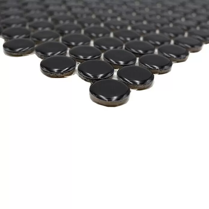Mosaikfliese Knopf Uni 890N - 30,5 x 32 cm, Schwarz, Glänzend - Glänzende schwarze runde Keramik-Mosaikfliesen in Anordnung.