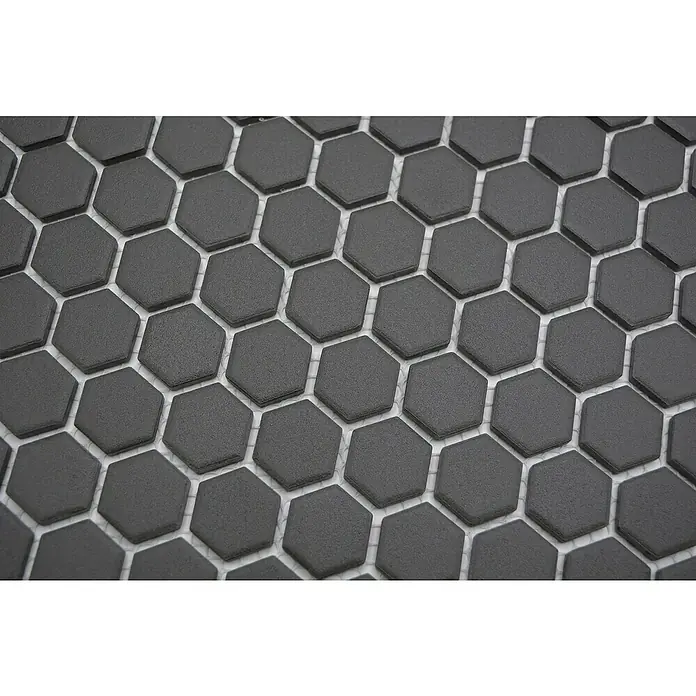 Mosaikfliese Hexagon Uni CU HX089 - 26 x 30 cm, Schwarz, Matt - Nahaufnahme von schwarzen, sechseckigen Mosaikfliesen auf einem Blatt. Ideal für Küchenrückwände und Badezimmerböden.