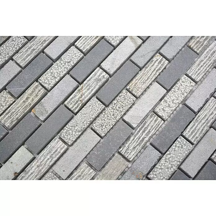 Mosaikfliese Brick Carving Mix XNC B49 - 30,5 x 30,5 cm, Grau, Matt - Rechteckige Mosaikfliesen in Grau und Hellgrau mit verschiedenen Texturen (glatt, gesprenkelt, gestreift) in einem ineinandergreifenden Muster.