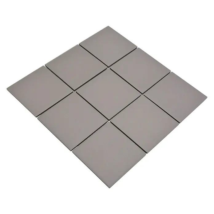 Mosaikfliese Quadrat Uni CU 932 - 29,8 x 29,8 cm, Grau, Matt - Nahaufnahme eines Musters aus quadratischen, hellgrauen Keramikfliesen, die diagonal aufgereiht sind und ein elegantes Design ergeben.