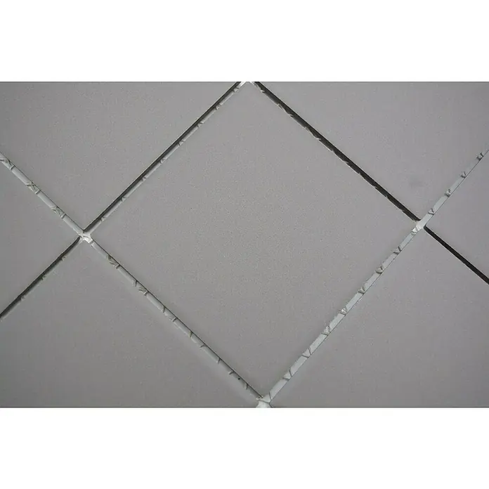 Mosaikfliese Quadrat Uni CU 932 - 29,8 x 29,8 cm, Grau, Matt - Nahaufnahme von grauen quadratischen Akustikdeckenplatten, die ein modernes und schlichtes Design zeigen. Ideal für Büros und Studios.