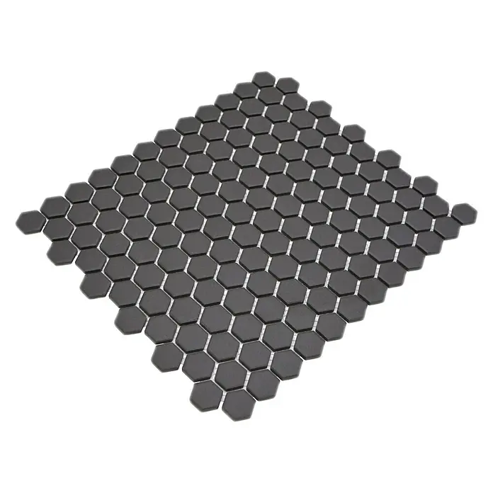 Mosaikfliese Hexagon Uni CU HX089 - 26 x 30 cm, Schwarz, Matt - Nahaufnahme eines Blatts grauer, sechseckiger Mosaikfliesen, die auf einer schwarzen Oberfläche angeordnet sind. Perfekt für ein modernes Küchendesign.